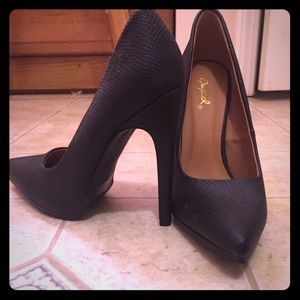 Black pumps